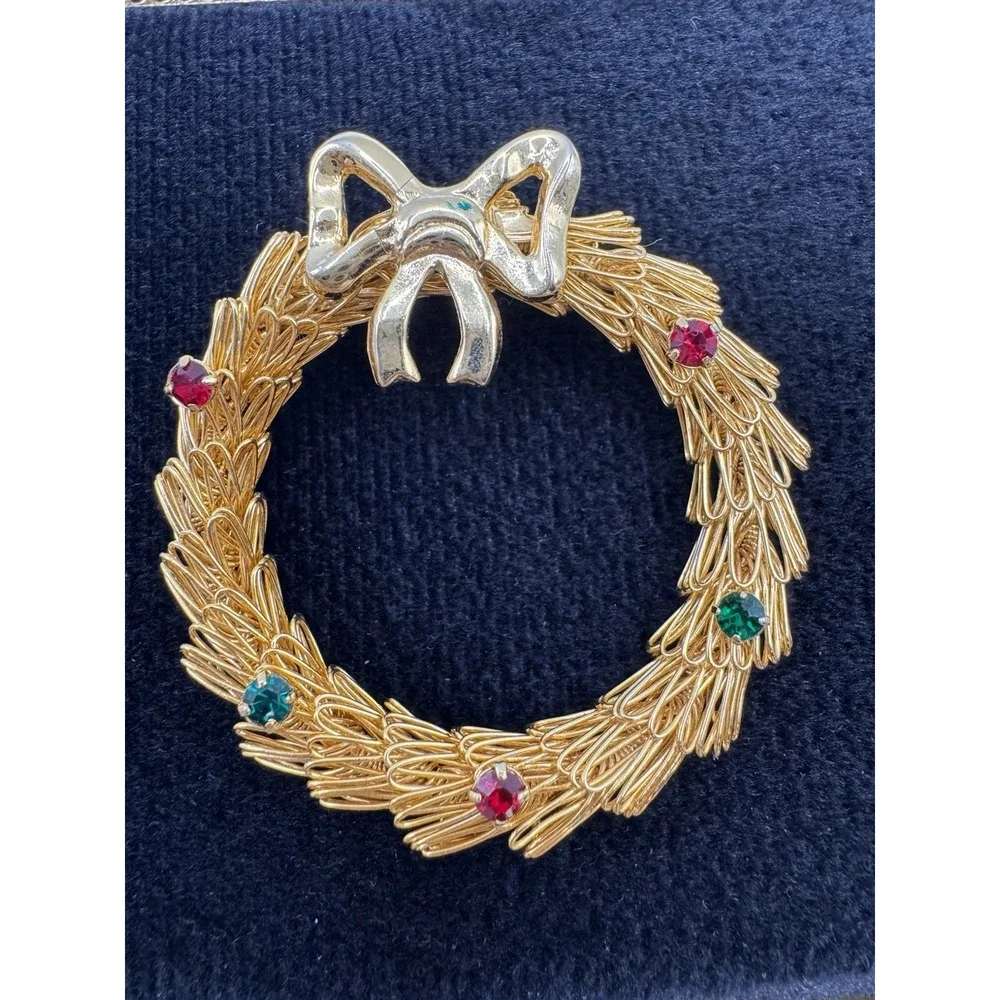Gold Tone Christmas Wreath Brooch Red‎ Green Rhinestones Bow Pin